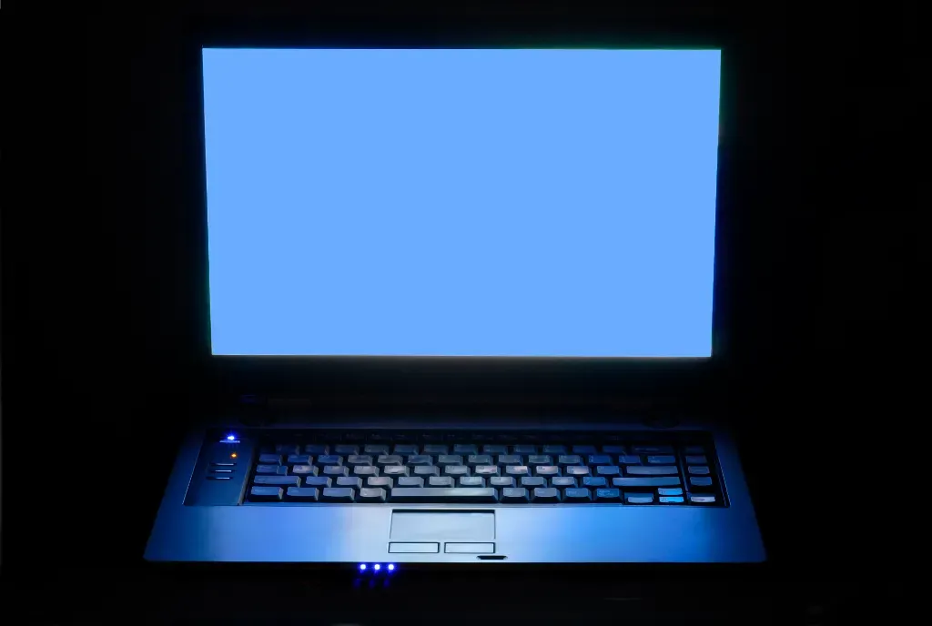 niebieski ekran na laptopie