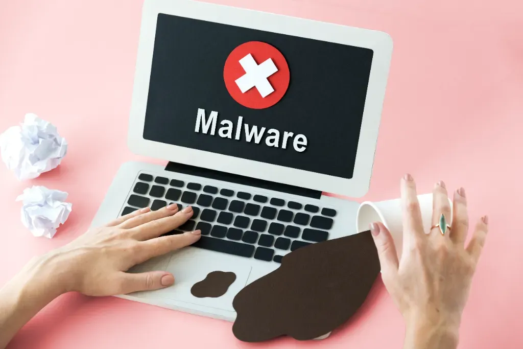 komunikat na ekranie laptopa o malware